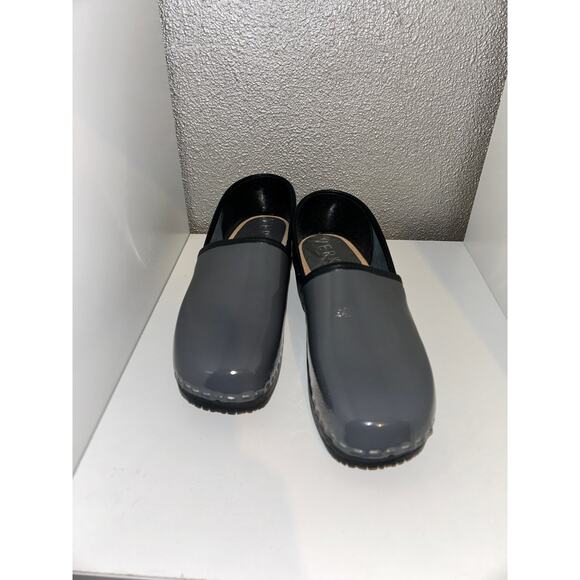 Verka Sweden Jobba Gray Cruise Casual Patent Leather Slip On Comfort Clogs - Picture 1 of 9
